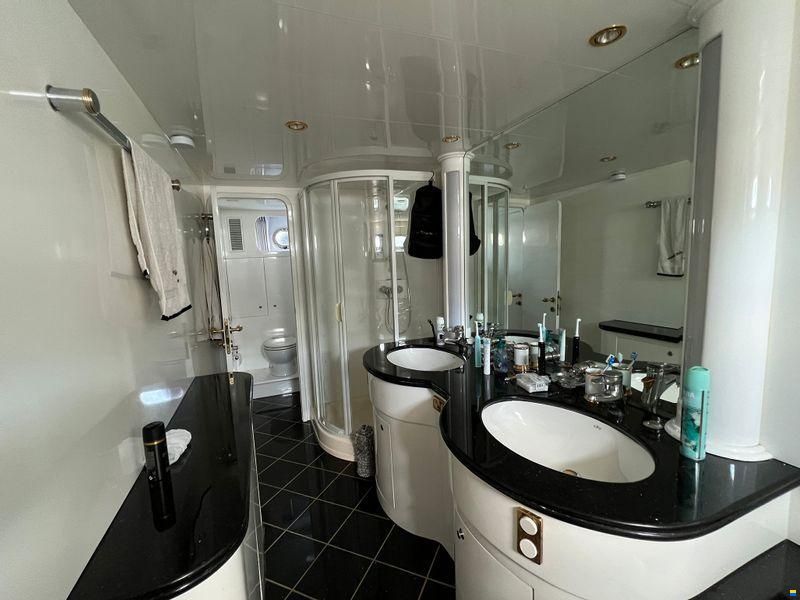 Elegance Yachts 82S