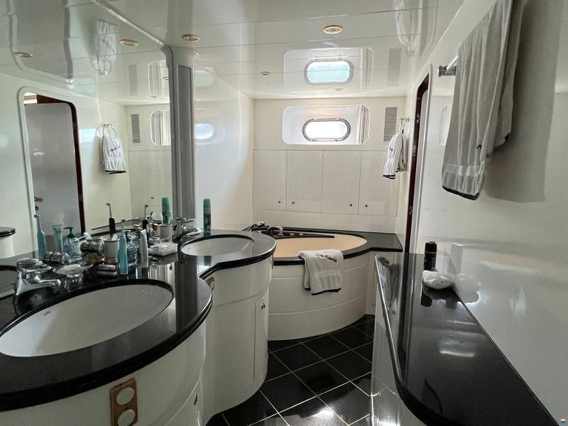 Elegance Yachts 82S
