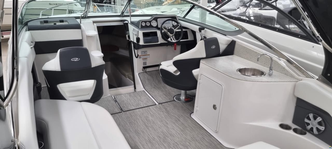 Regal 2550 Cuddy