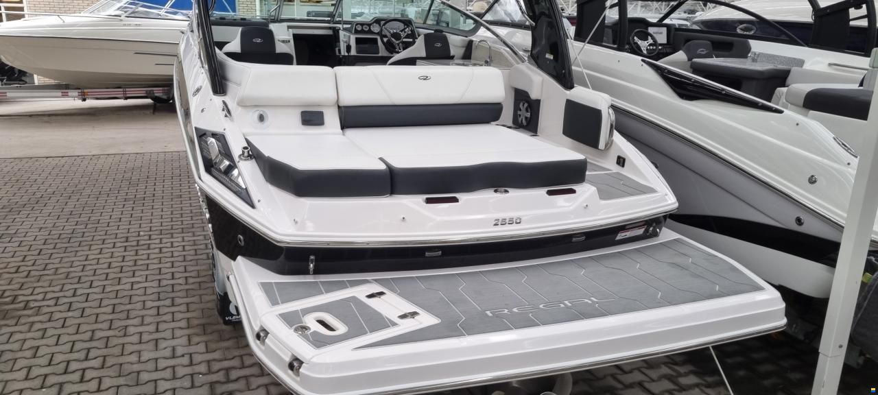 Regal 2550 Cuddy
