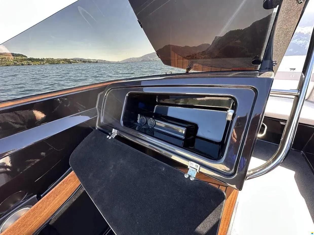 VTS Boats Flying Shark 5.7 Black Capri