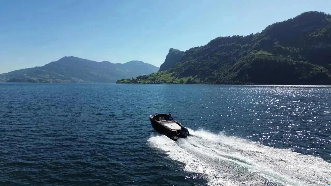 VTS Boats Flying Shark 5.7 Black Capri