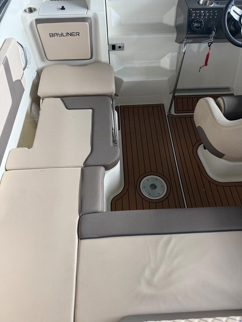 Bayliner VR5 Cuddy