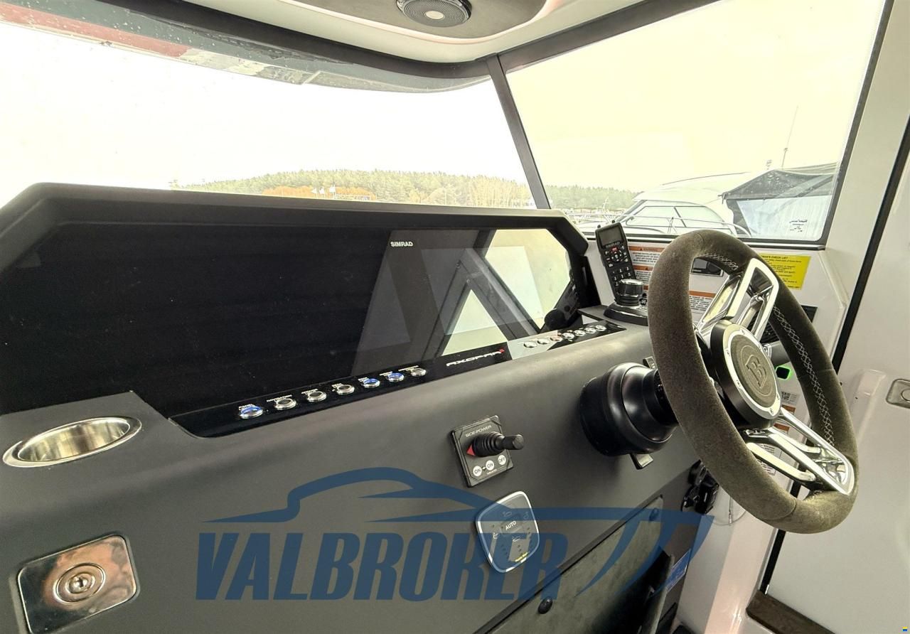 Axopar 37 XC Cross Cabin