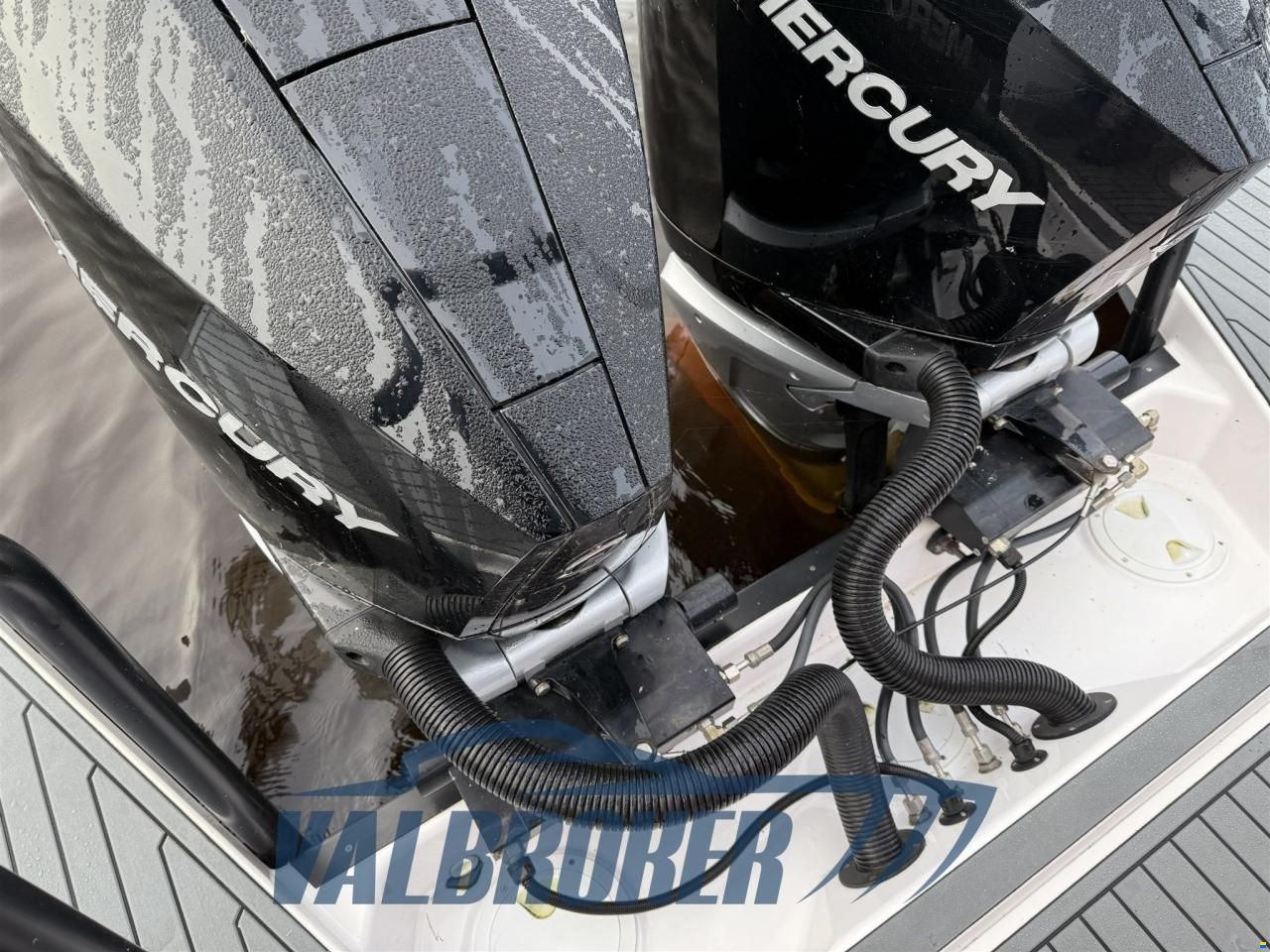 Axopar 37 XC Cross Cabin