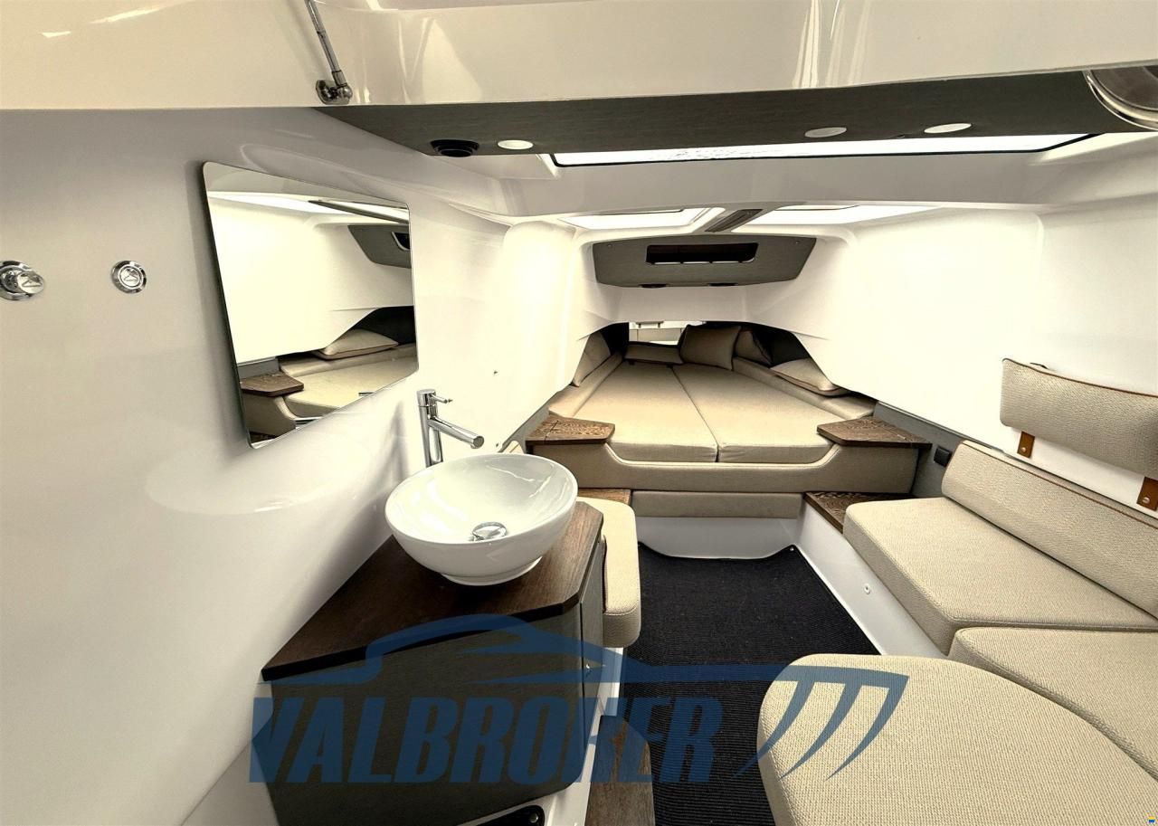 Axopar 37 XC Cross Cabin