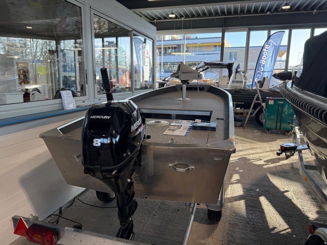 Marine s.r.o. 400 Bass Inkl. 8 PS Mercury