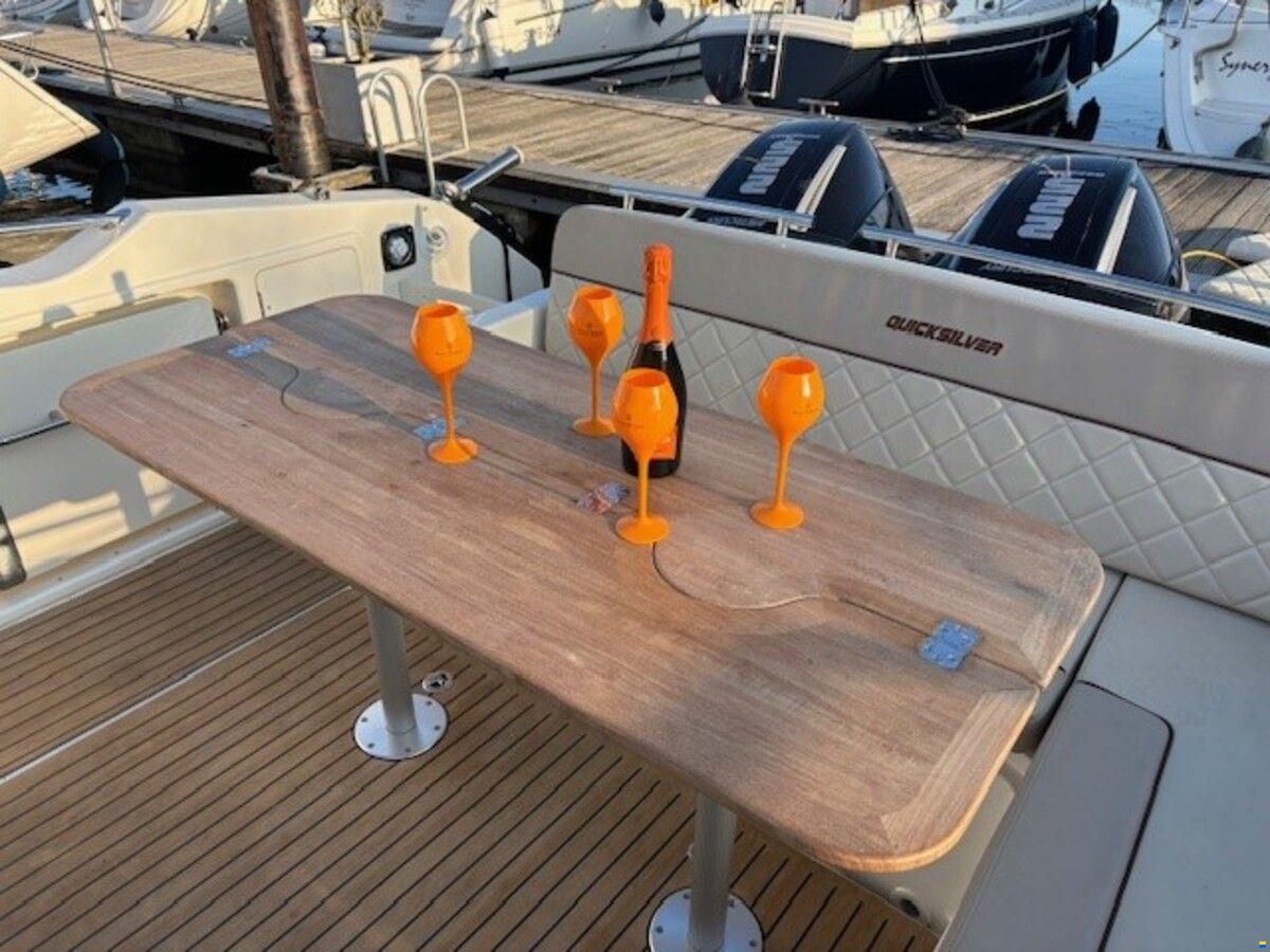Quicksilver 875 Sundeck Active