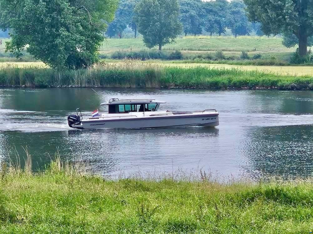 Axopar 37 Cabin