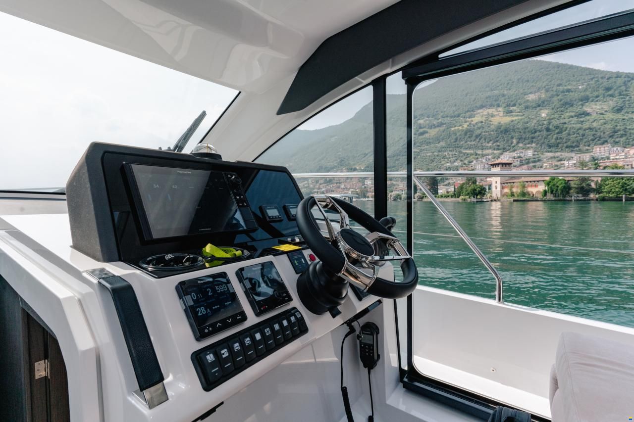 Sealine C335