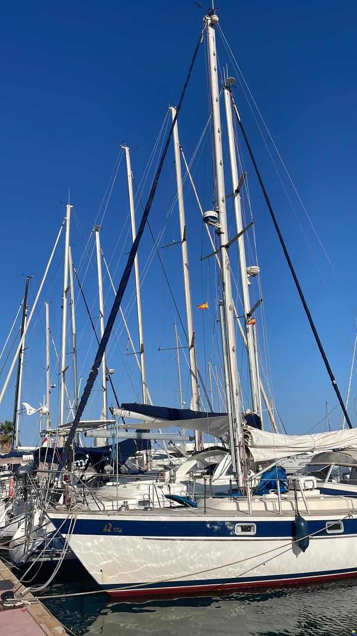 Hallberg-Rassy 352
