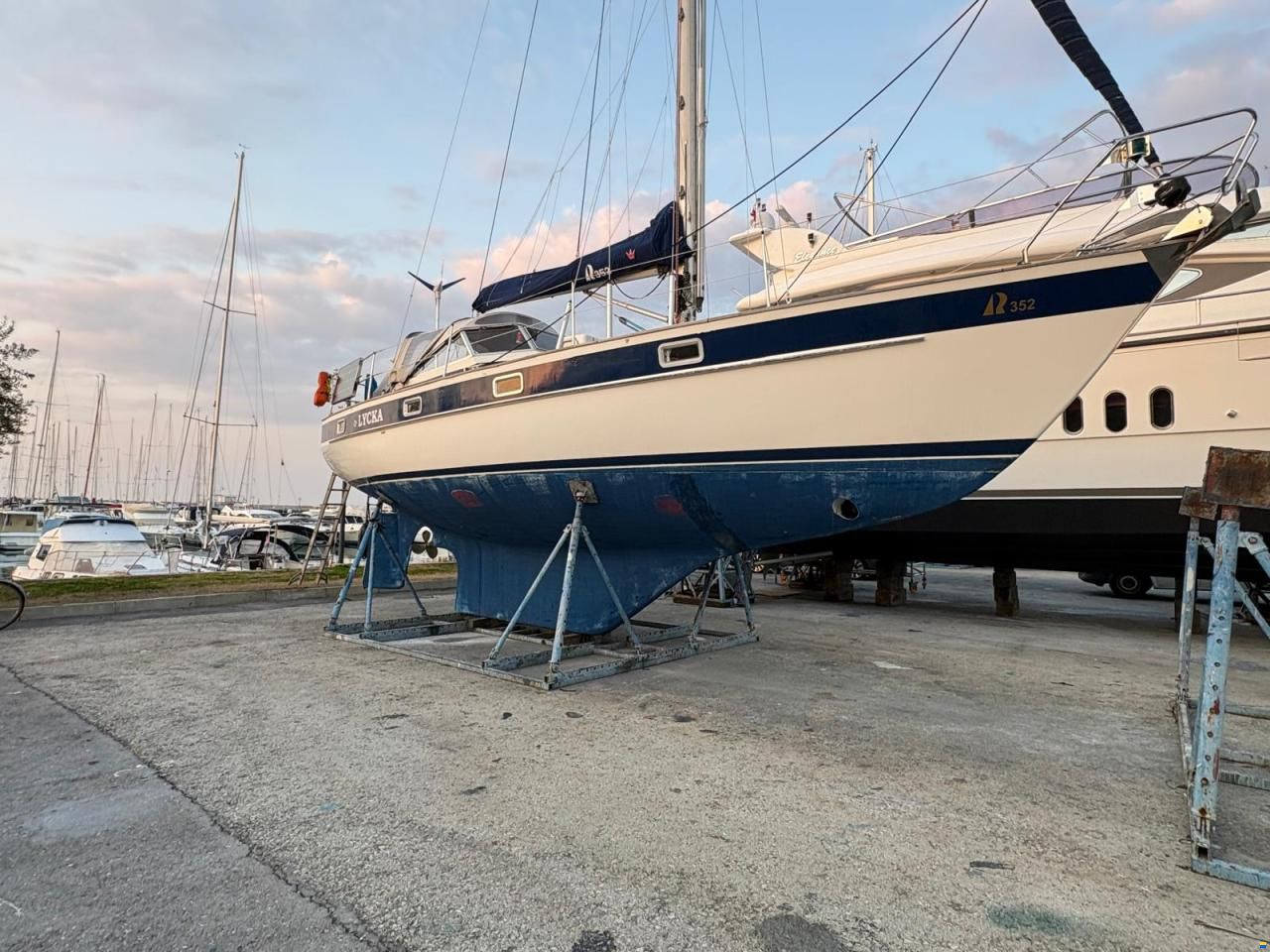 Hallberg-Rassy 352