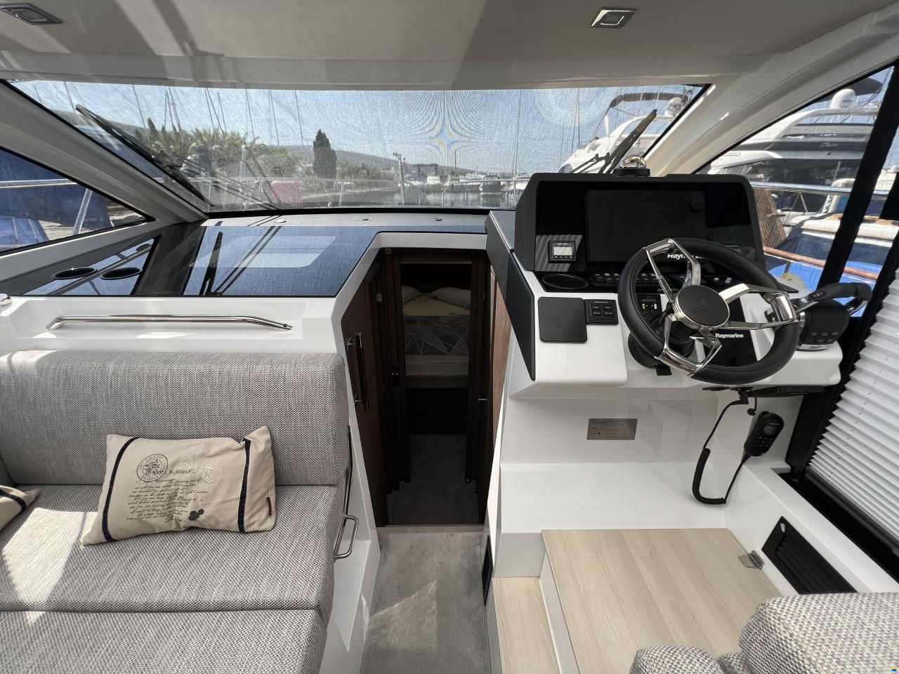 Sealine C335