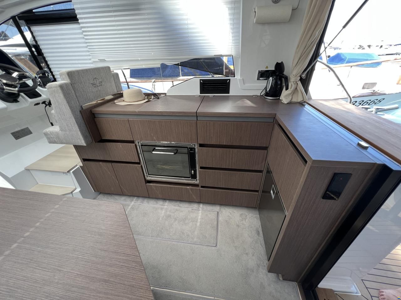 Sealine C335