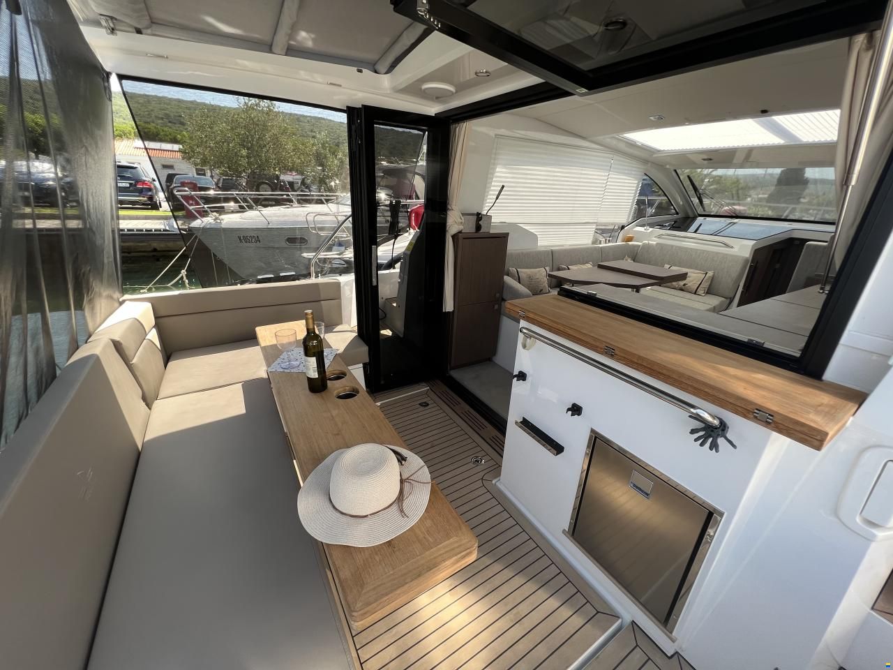 Sealine C335