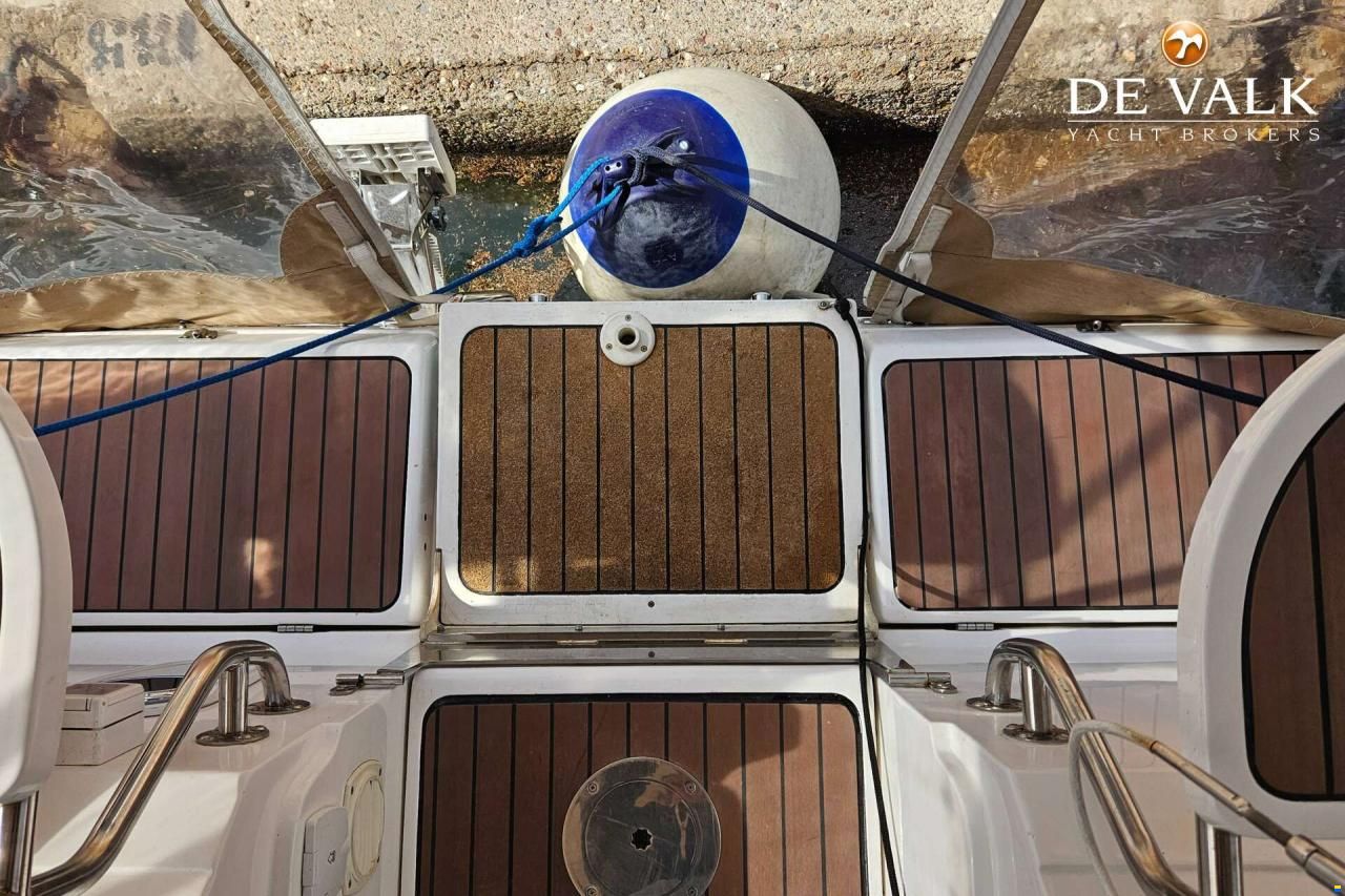 Hunter Marine 38