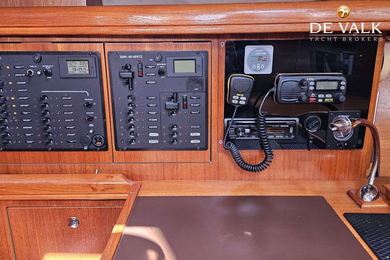 Hunter Marine 38