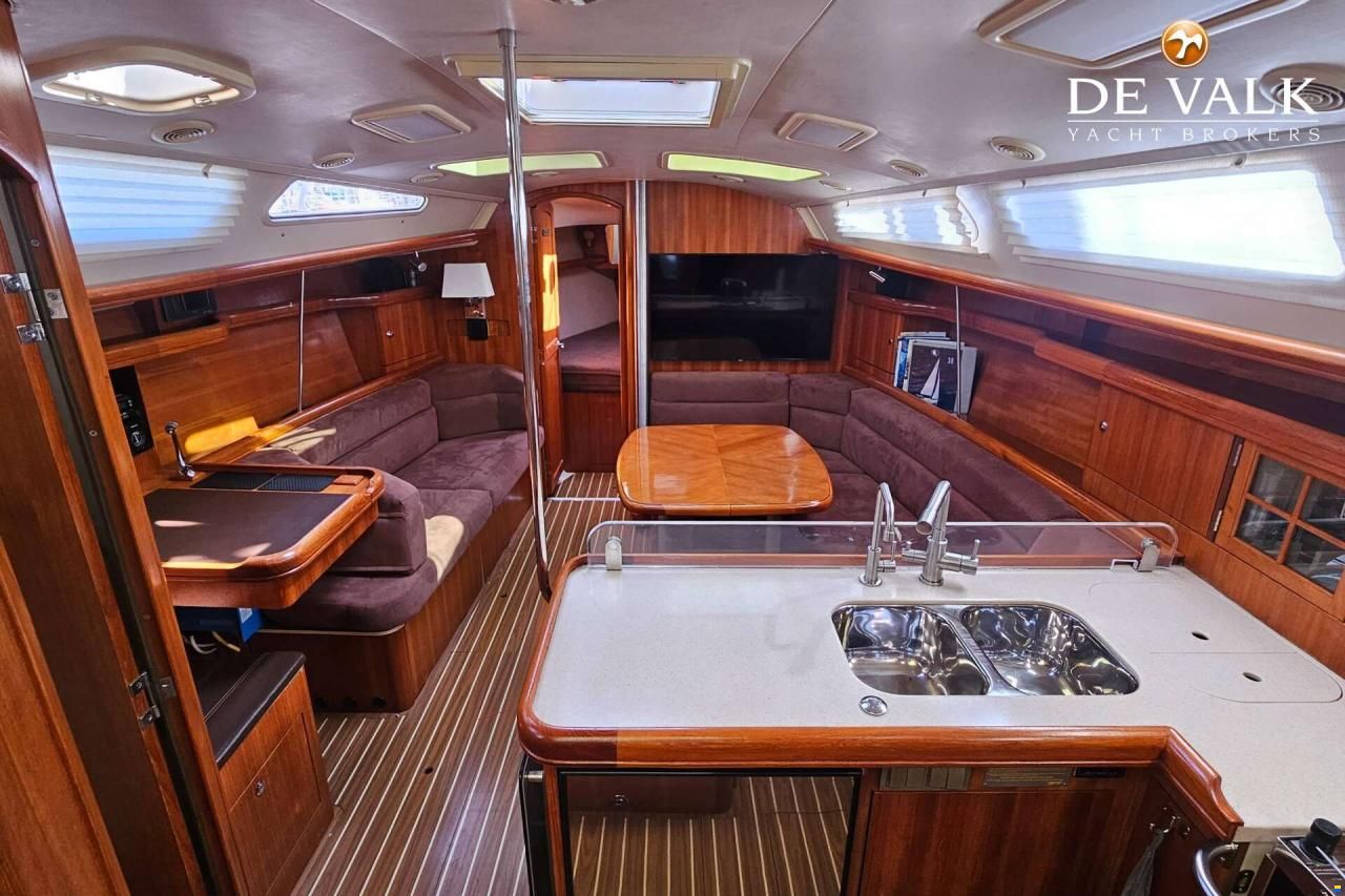 Hunter Marine 38