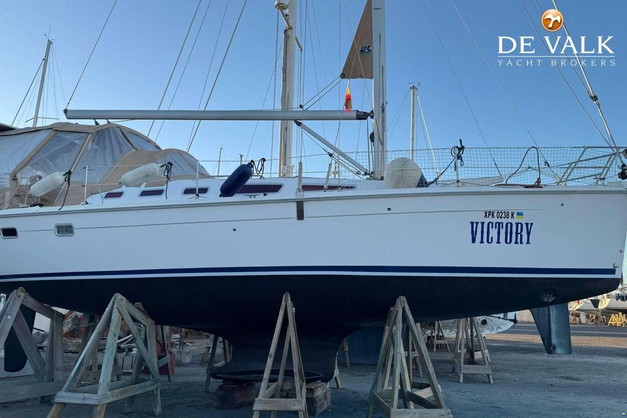 Hunter Marine 38