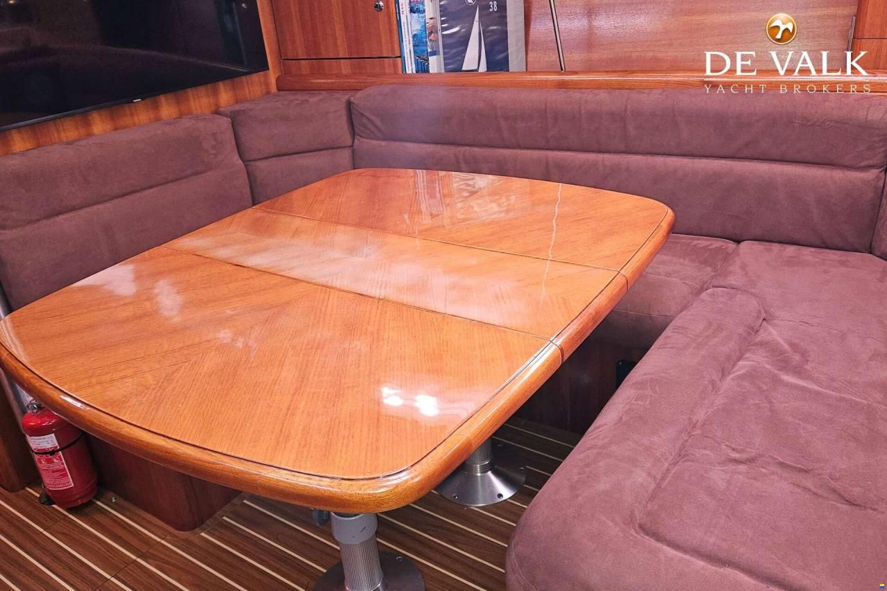 Hunter Marine 38