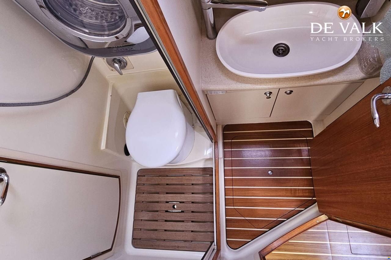 Hunter Marine 38