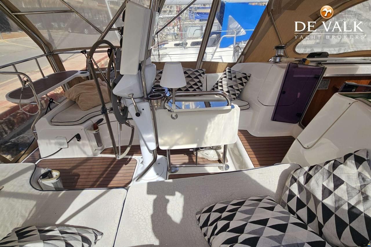 Hunter Marine 38