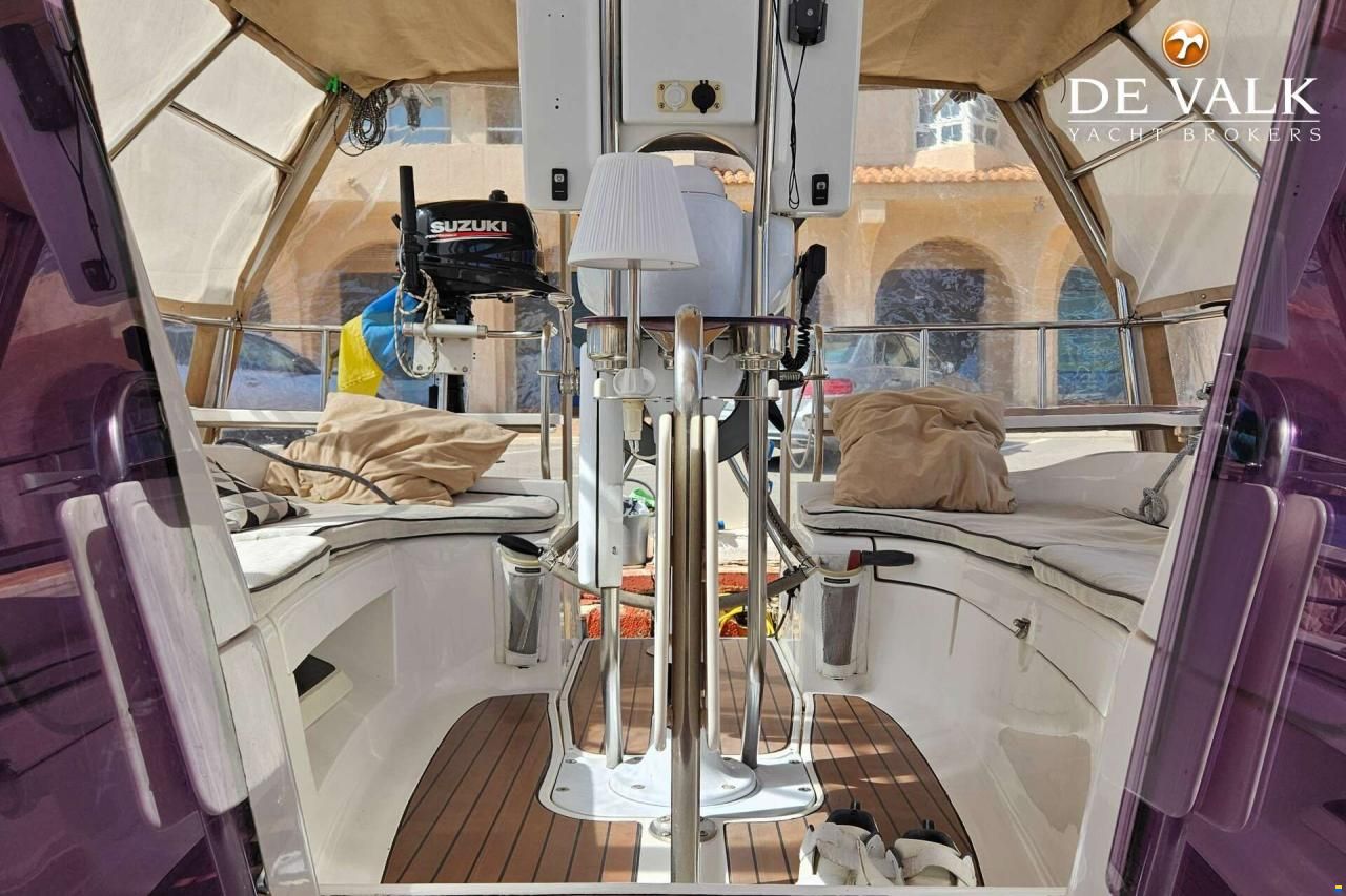 Hunter Marine 38