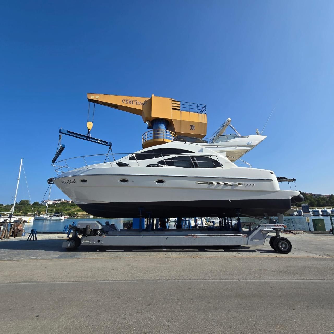 Azimut 42 fly