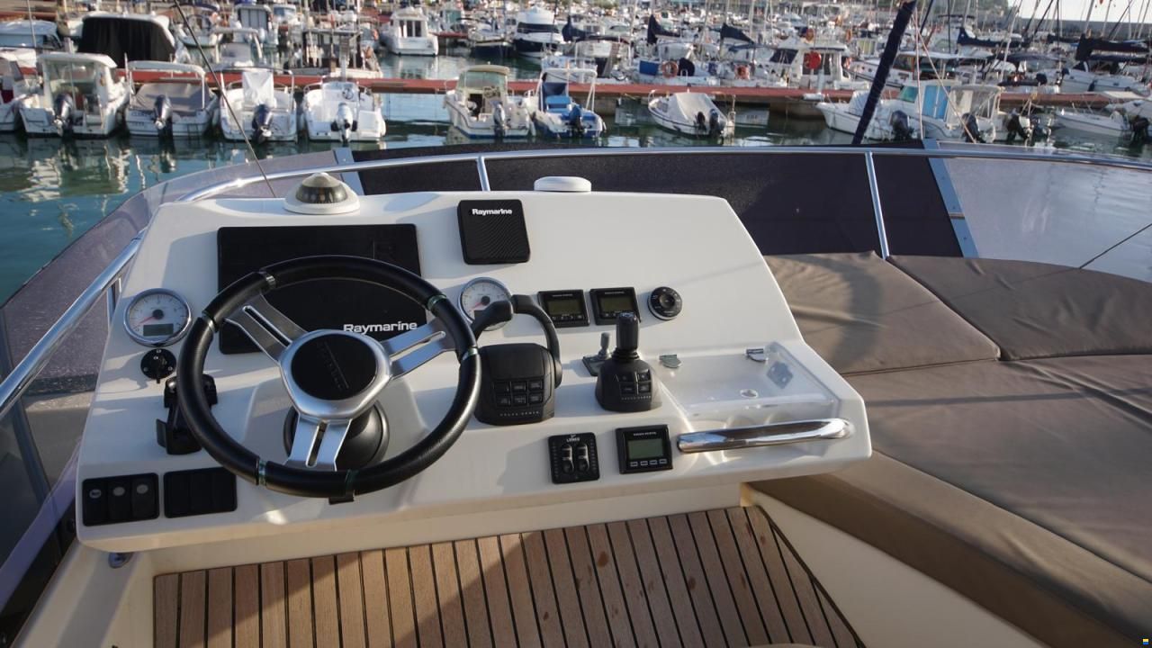 Prestige Flybridge 500