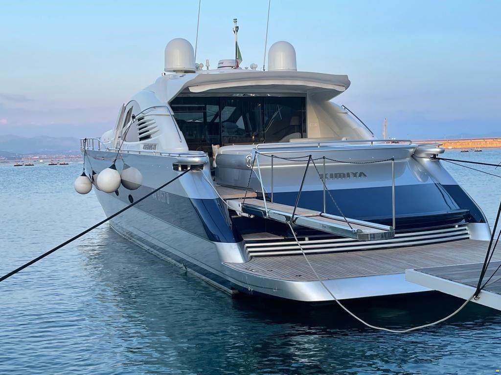 Pershing 76