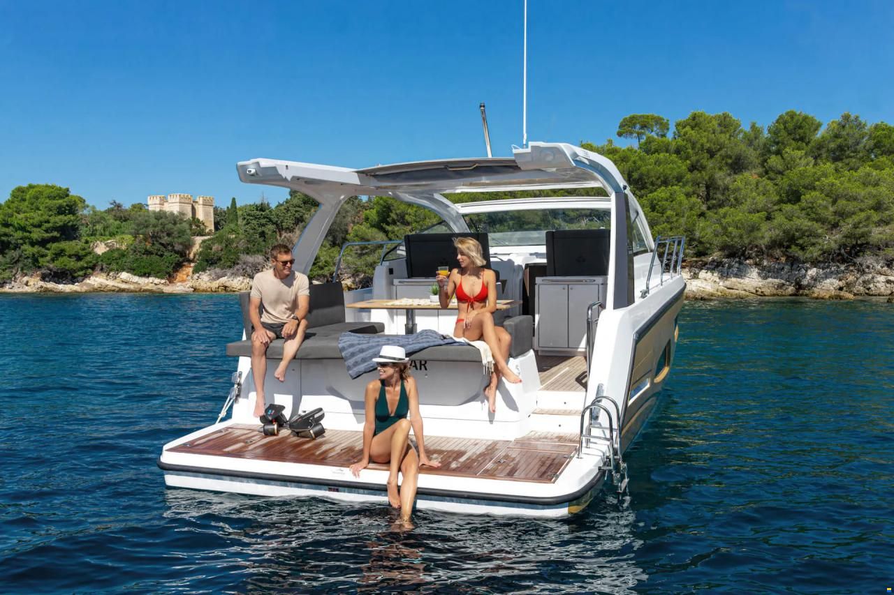 Sealine S390
