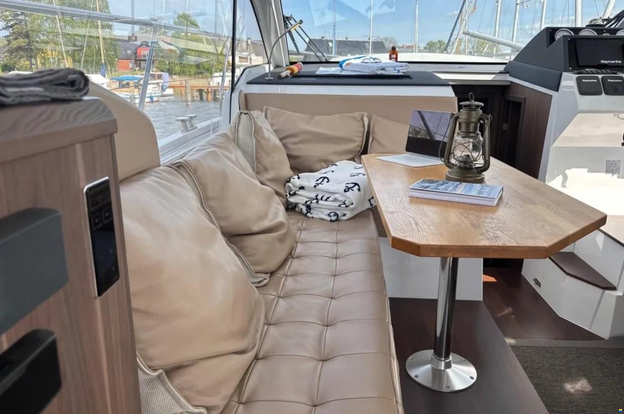 Sealine C330