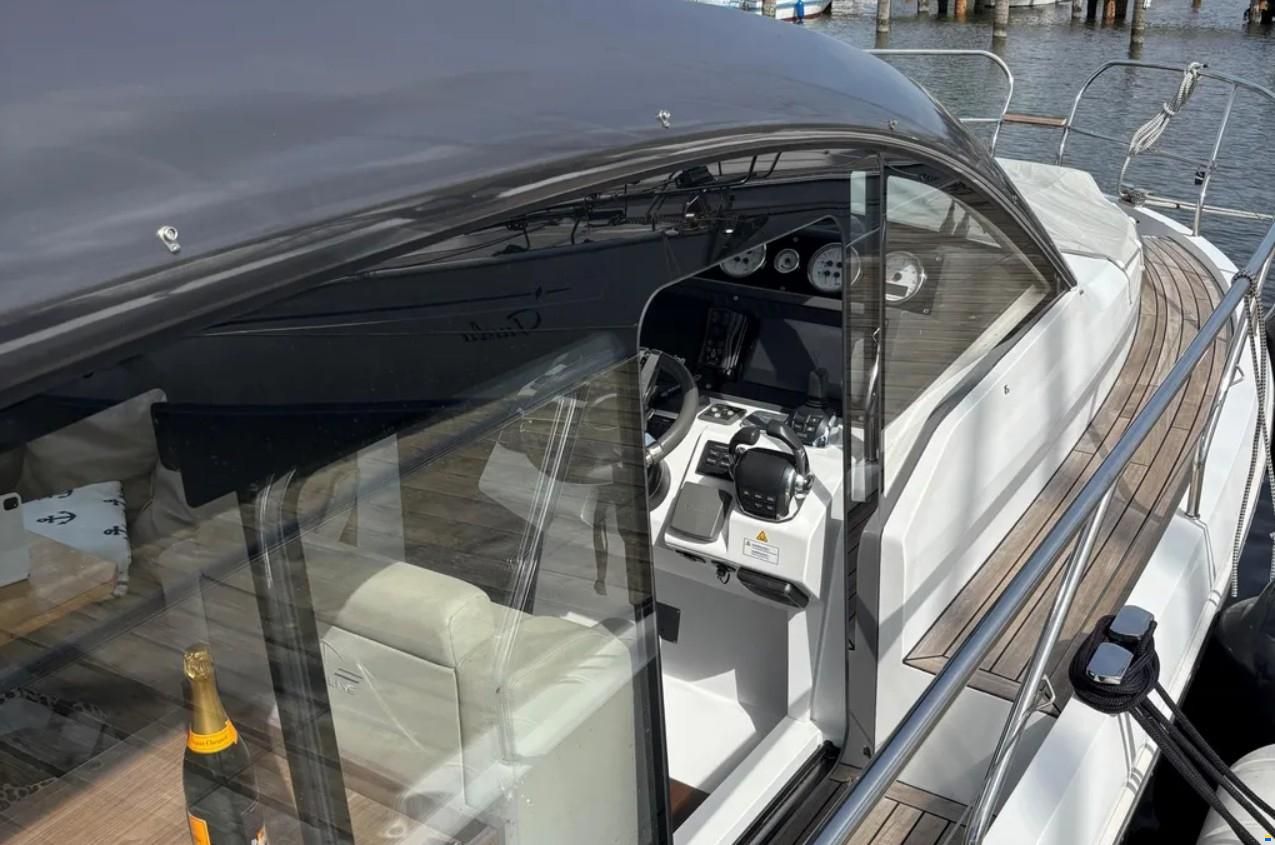 Sealine C330