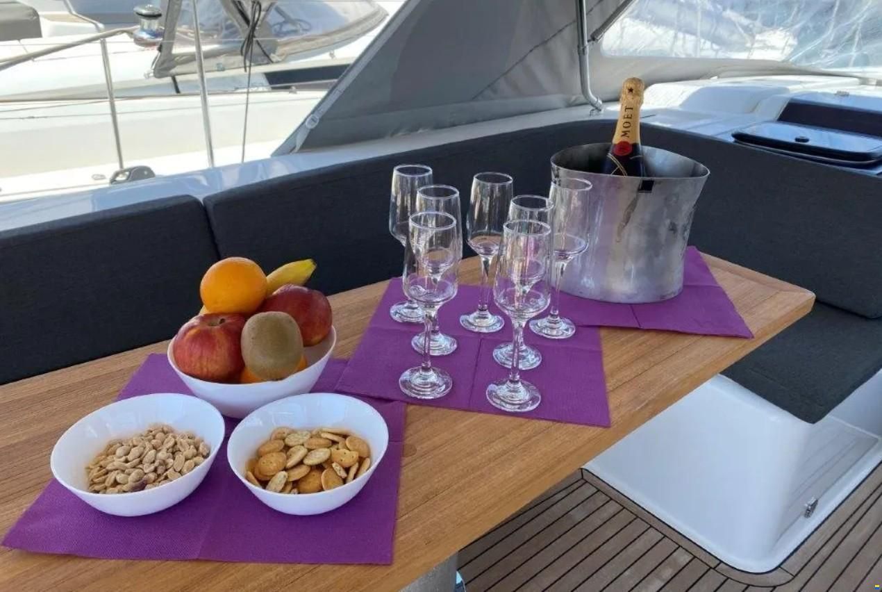 Hanse 548