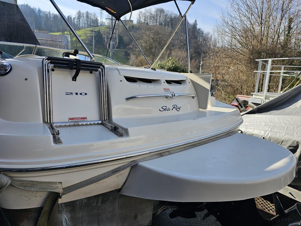 Sea Ray 210 Sundeck Bowrider