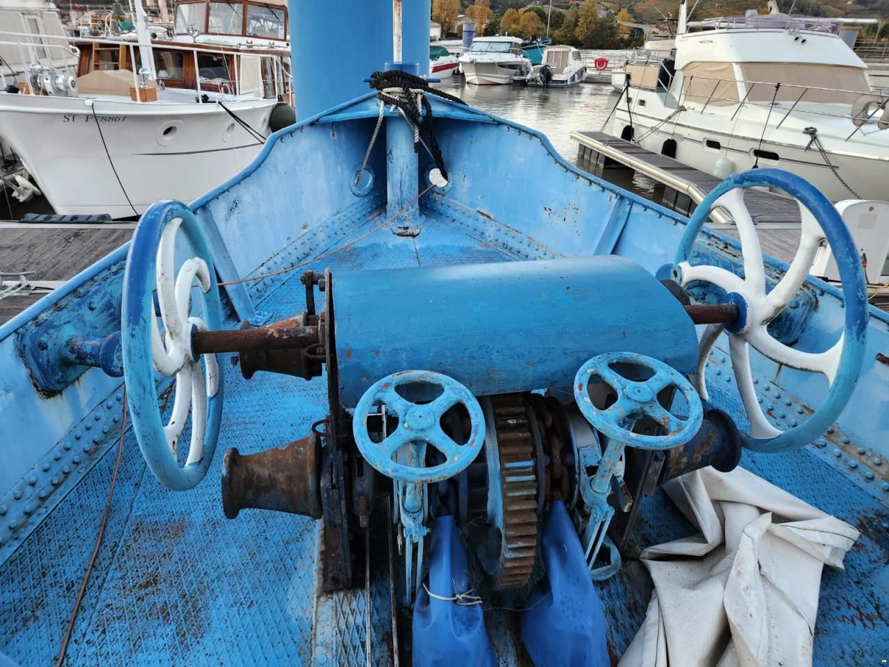 Ancien remorqueur fluvial transformé