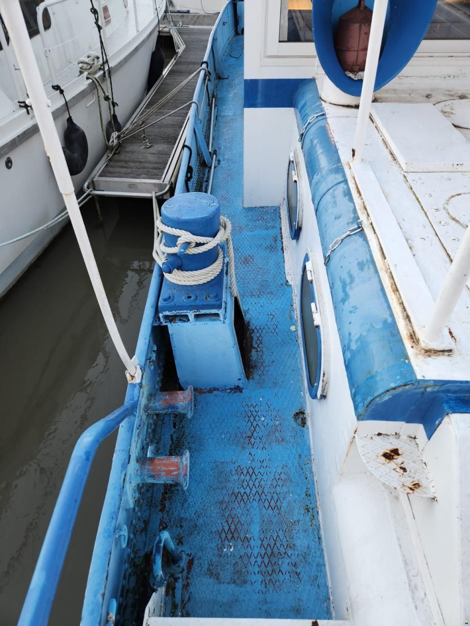 Ancien remorqueur fluvial transformé