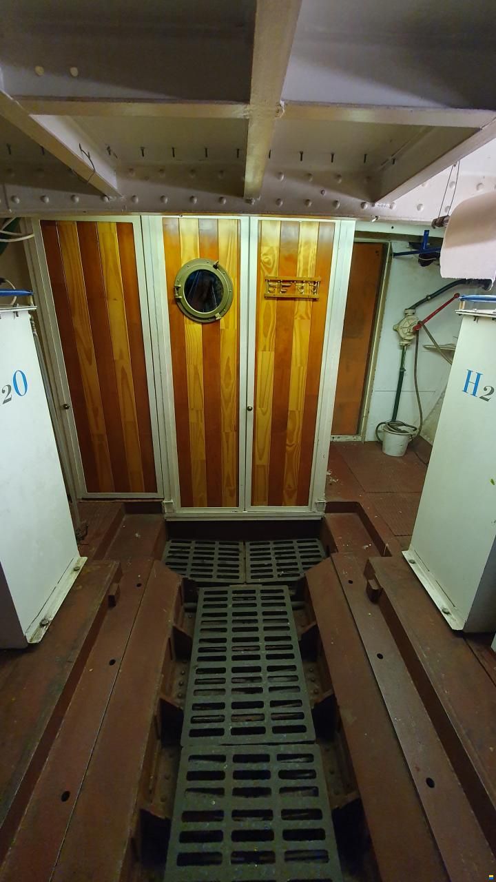Ancien remorqueur fluvial transformé