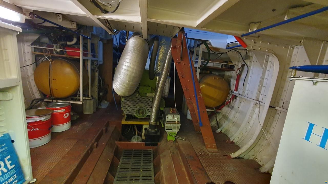 Ancien remorqueur fluvial transformé