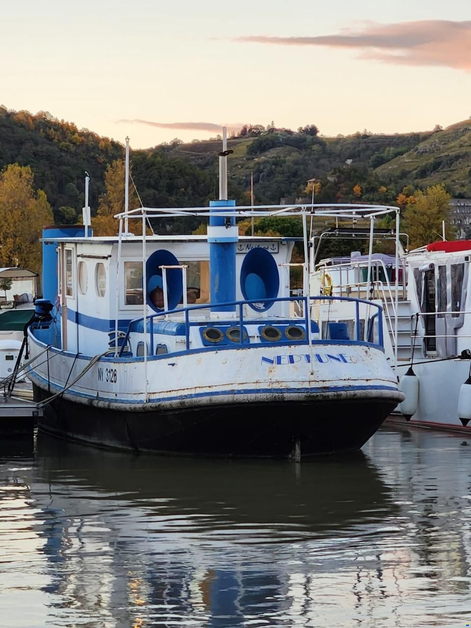 Ancien remorqueur fluvial transformé