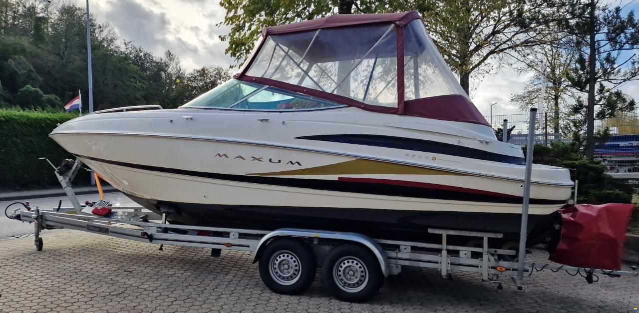 Maxum 2300SC Docking