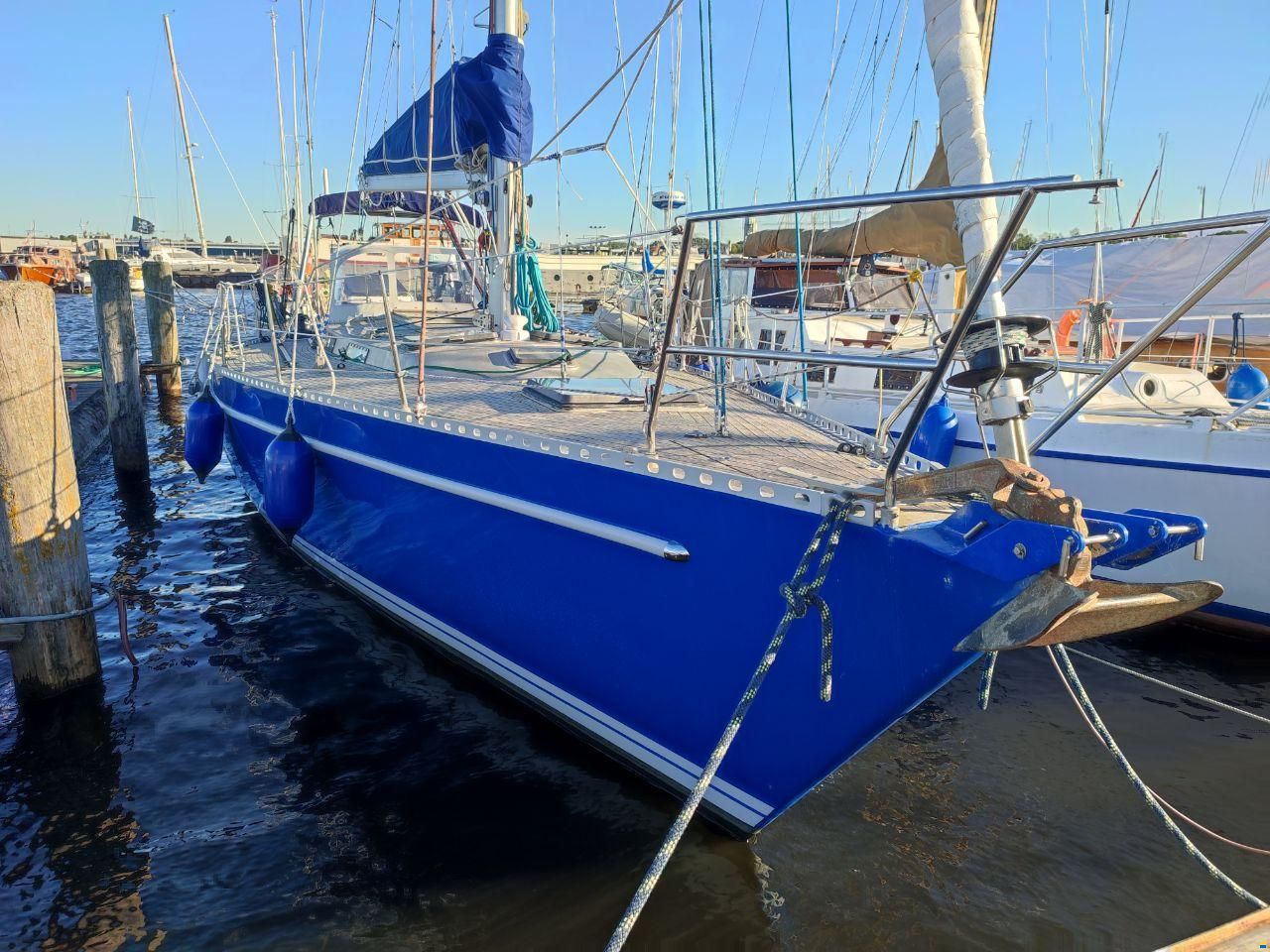 Dufour A 9000