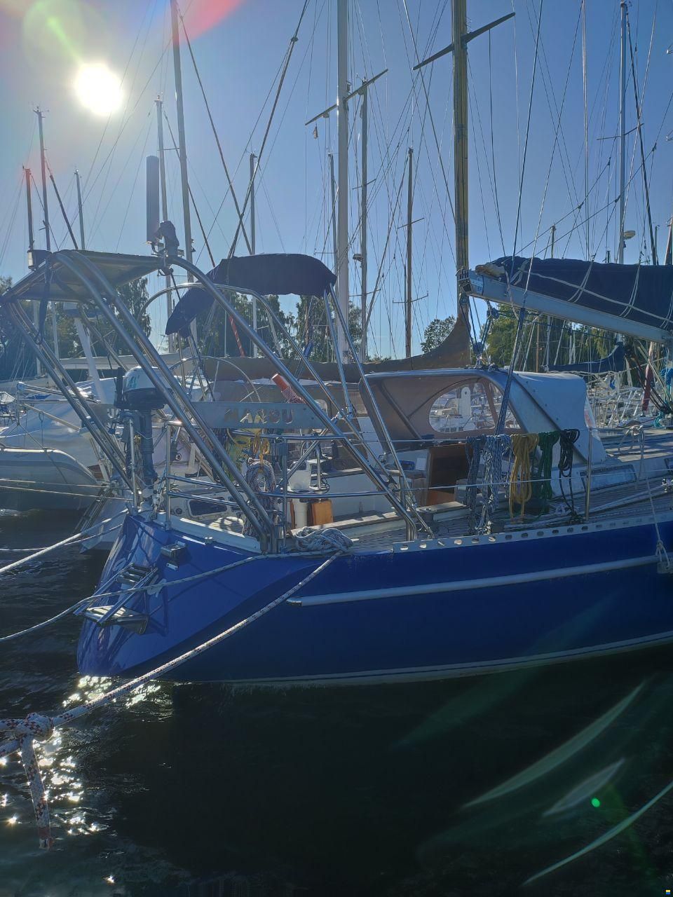 Dufour A 9000