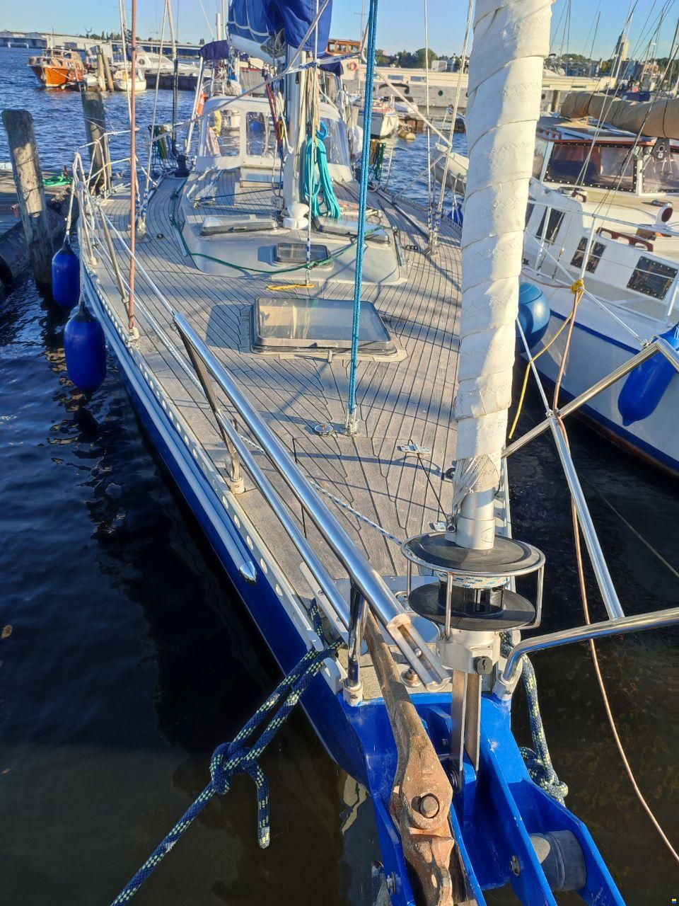 Dufour A 9000
