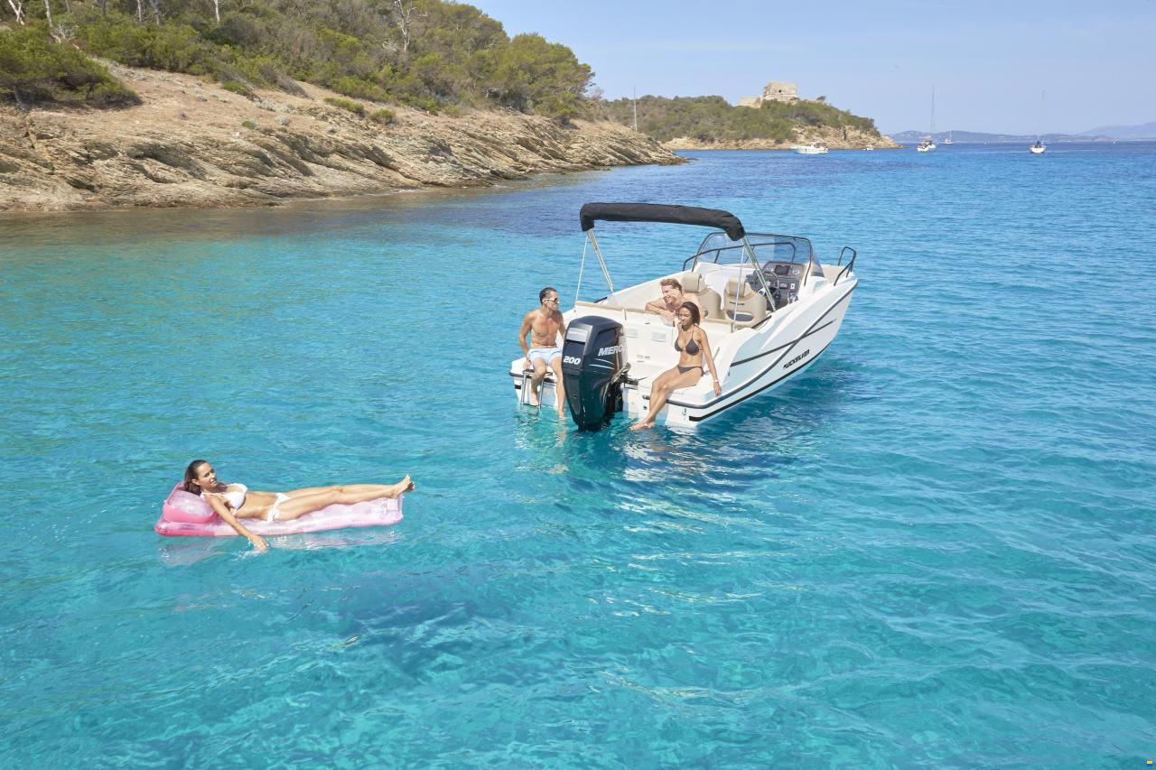 Quicksilver Activ 675 Sundeck