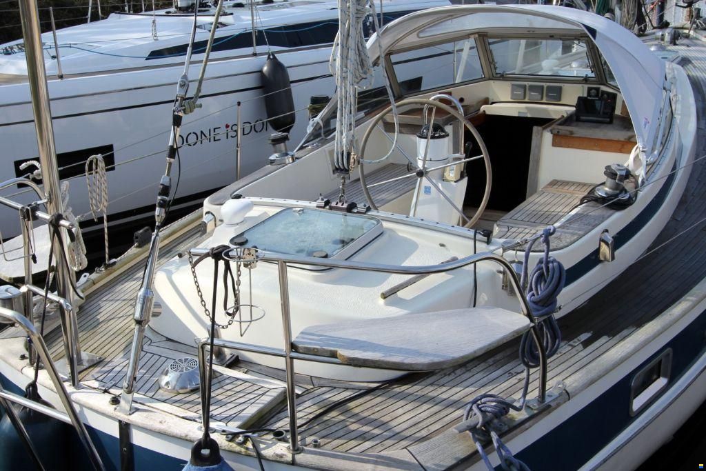Hallberg-Rassy 352