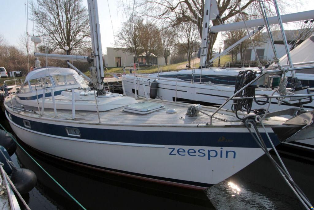 Hallberg-Rassy 352