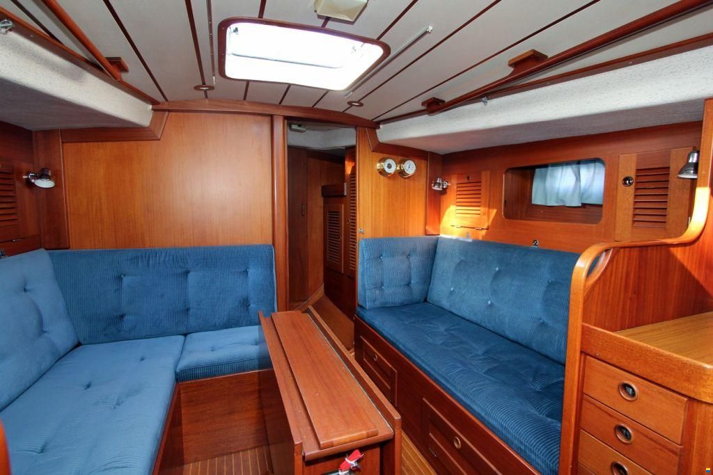 Hallberg-Rassy 352