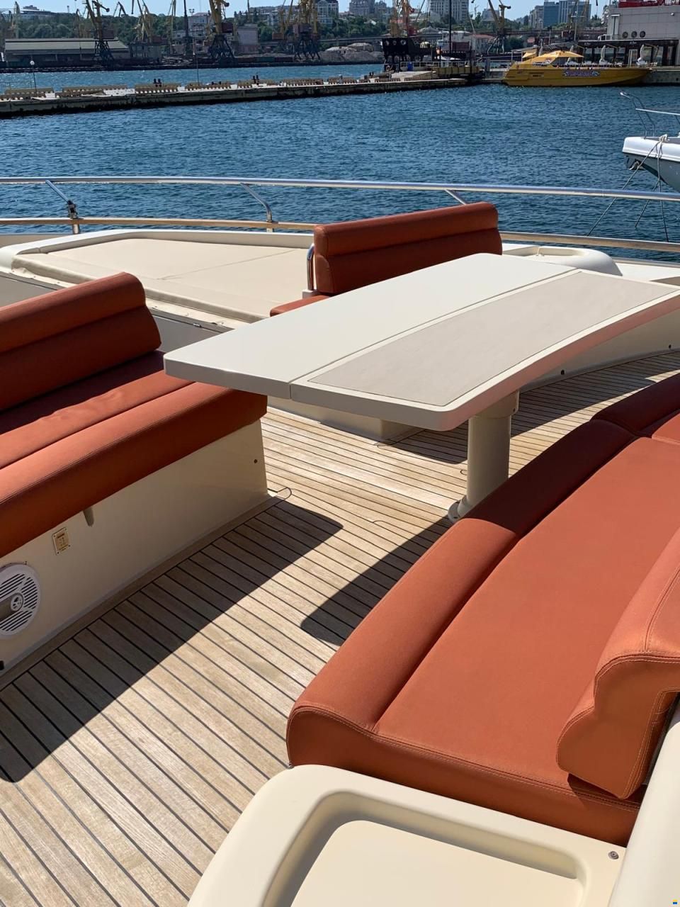 Ferretti Altura 690
