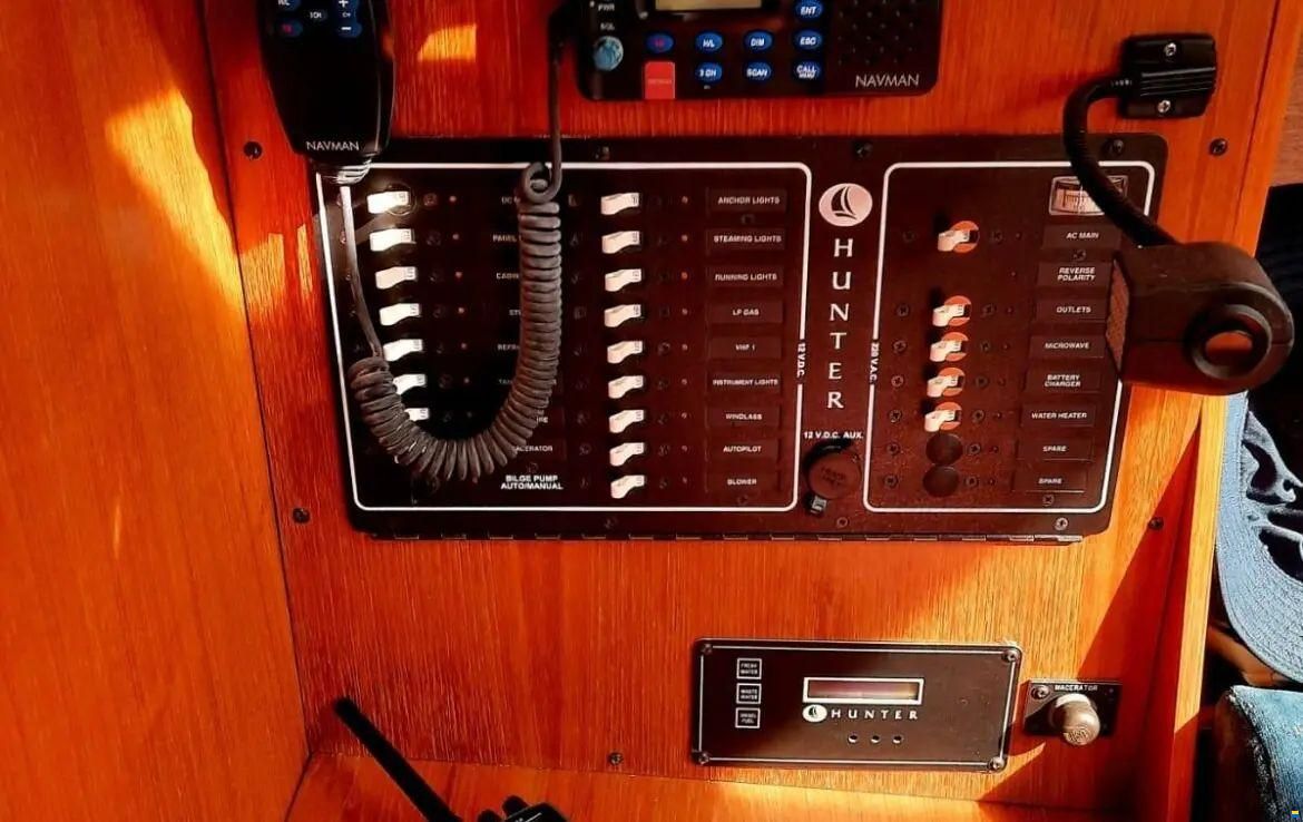 Hunter Marine 326